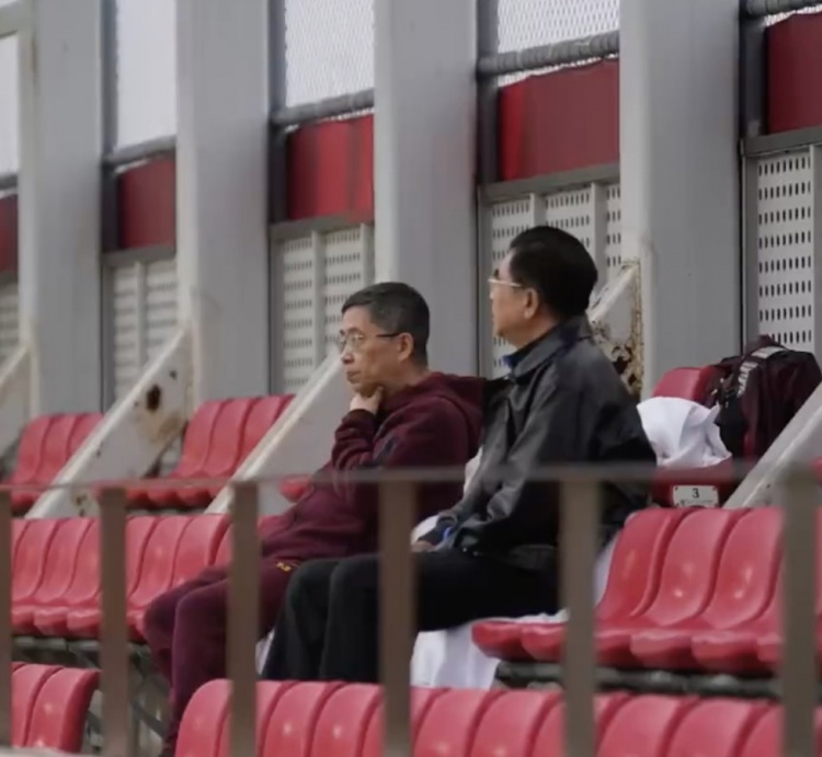 國足出征在即！足協(xié)主席宋凱和副主席許基仁雨中觀摩訓練