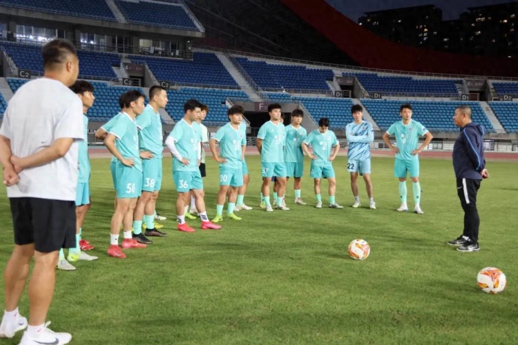 還差4個月才滿16歲，鎮(zhèn)江隊的初三少年張國慶是蘇超最年輕球員