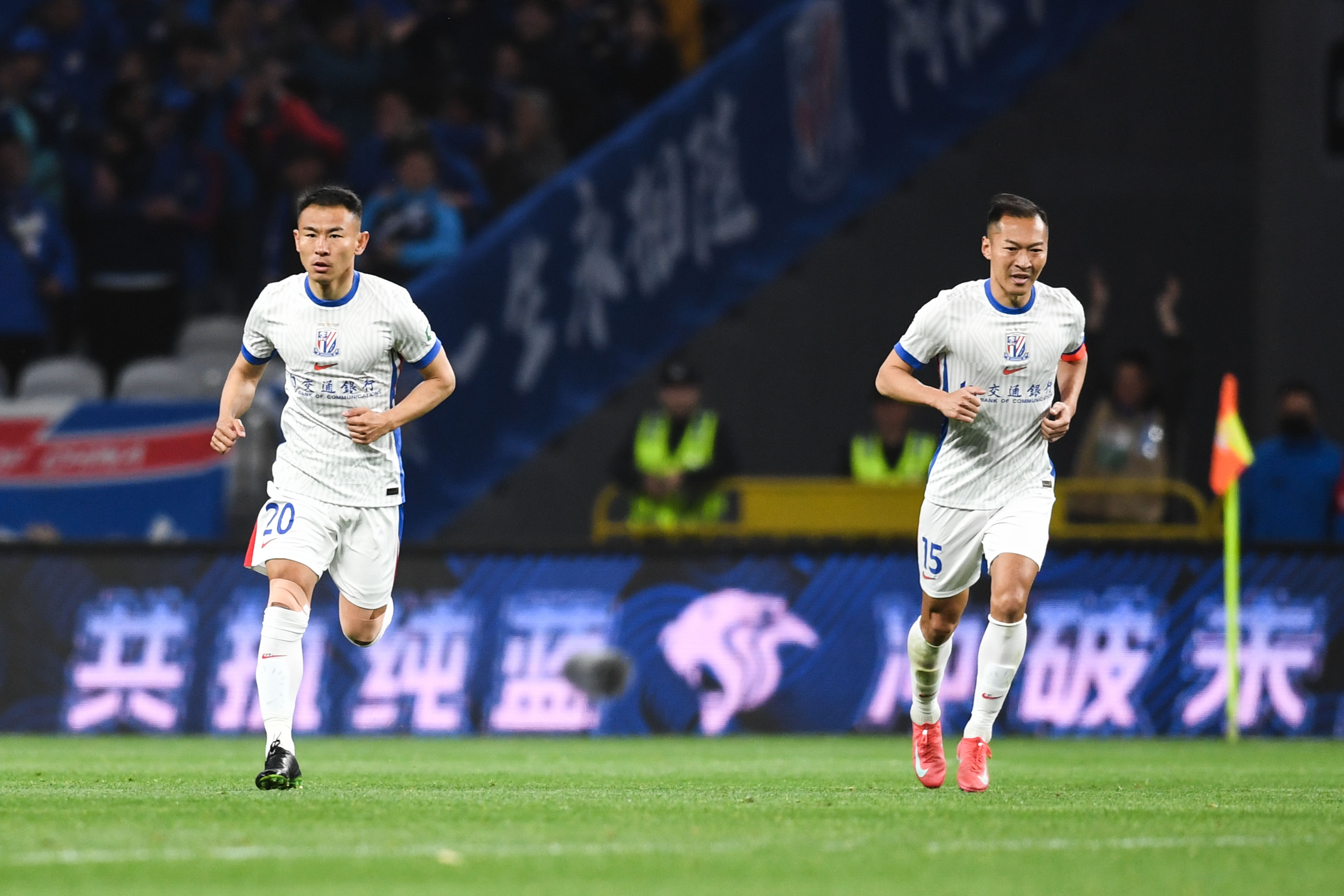 記者：申花搭乘的航班延誤近3個小時，預(yù)報顯示深圳有暴雨和大風(fēng)