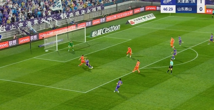 就差一點(diǎn)！阿代米左路內(nèi)切兜射擊中橫梁，泰山逃過一劫