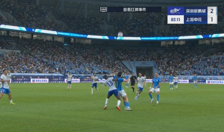 并非暴力犯規(guī)！馬納法被對方肘擊倒地，VAR認(rèn)為不是紅牌