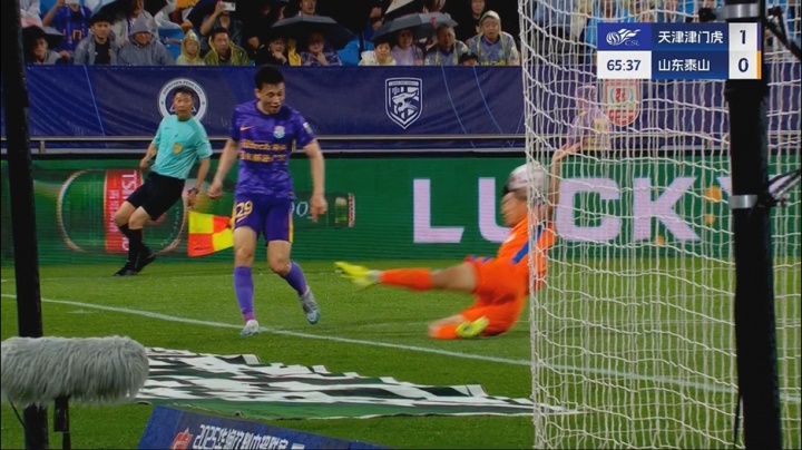 王大雷撲點(diǎn)！劉洋手球送點(diǎn)，哈達(dá)斯點(diǎn)球被王大雷撲出