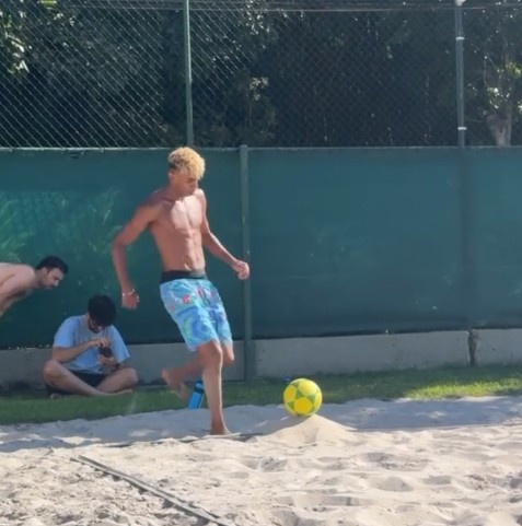 愜意時光！內(nèi)馬爾社媒曬出和亞馬爾一起在沙地踢球的照片