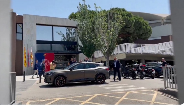 西媒：霍安-加西亞抵達(dá)諾坎普參加簽約儀式，合同期限到2031年