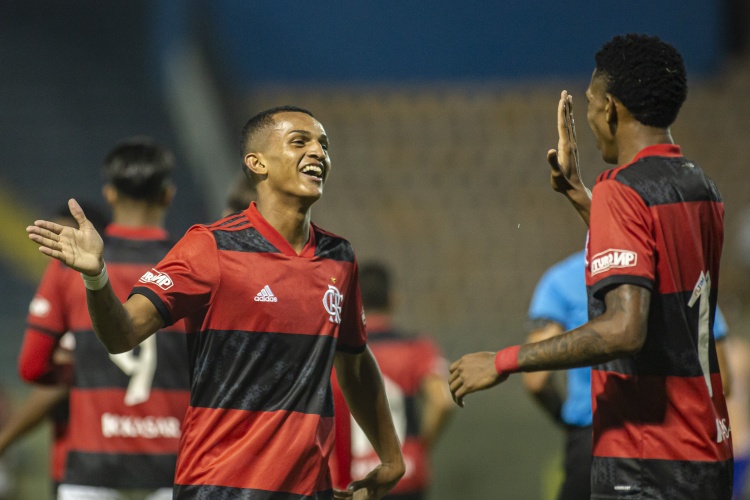 電訊報(bào)：布萊頓2000萬(wàn)鎊報(bào)價(jià)21歲右后衛(wèi)韋斯利，曼城也對(duì)他感興趣