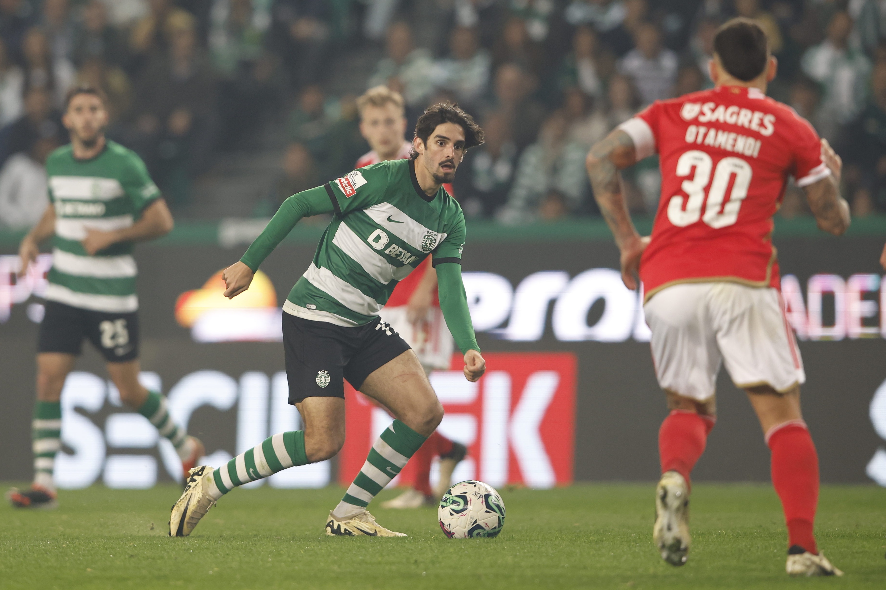 每體：巴薩內(nèi)部對(duì)特林康未能高價(jià)轉(zhuǎn)會(huì)英超球隊(duì)感到失望