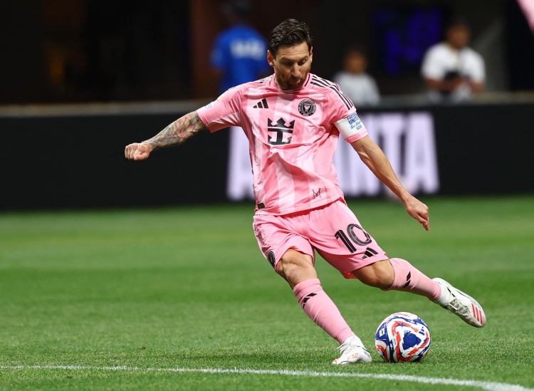 布拉德-皮特：我是梅西的粉絲，我會(huì)花很長(zhǎng)的時(shí)間看他表演