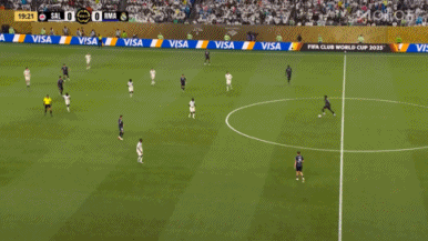 差一點(diǎn)！維尼修斯單刀被門(mén)將神勇下地?fù)醭? 
                                         class=