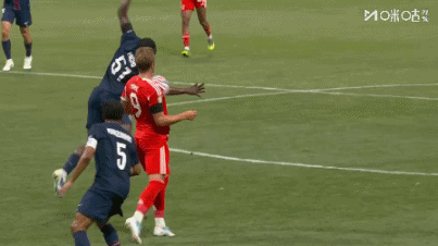 沒(méi)給牌！格納布里踩中帕喬，裁判沒(méi)有出牌