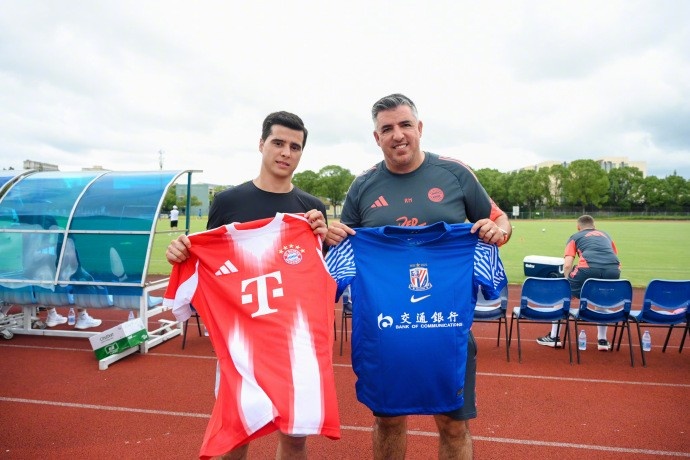 申花07梯隊3-1拜仁世界隊，特謝拉現(xiàn)場觀戰(zhàn)并與馬凱交換球衣