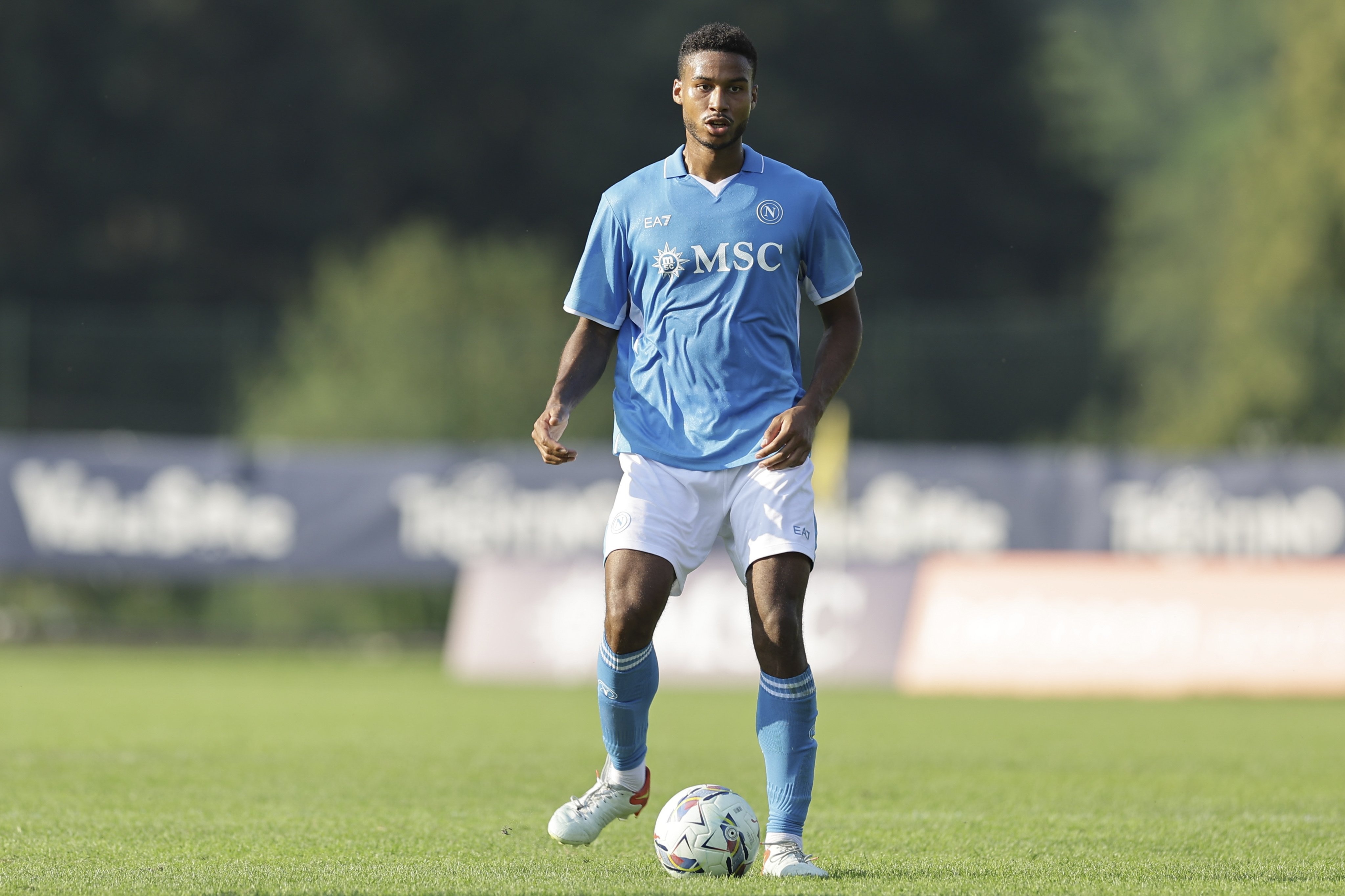 斯基拉：卡尤斯特尚未同意加盟貝西克塔斯，他收到水晶宮的報價