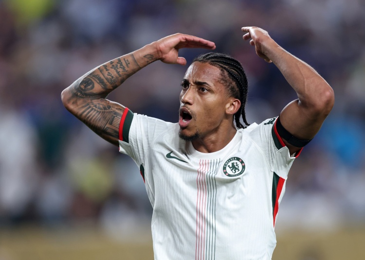 若昂-佩德羅是第二位國(guó)際賽事中，對(duì)陣巴西球隊(duì)打進(jìn)2球的巴西球員