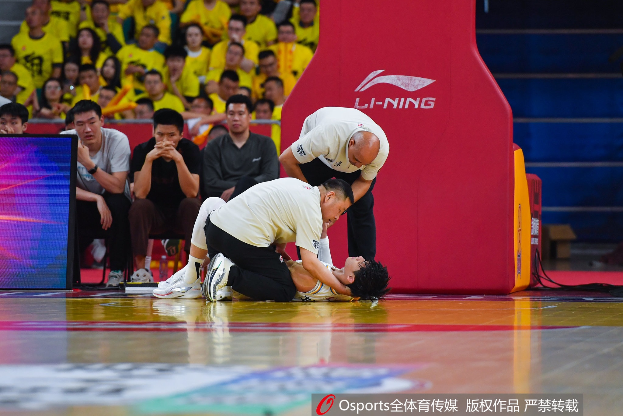 傷病難阻追夢(mèng)！上賽季CBA半決賽中曾凡博遭遇腰椎左側(cè)橫突骨折