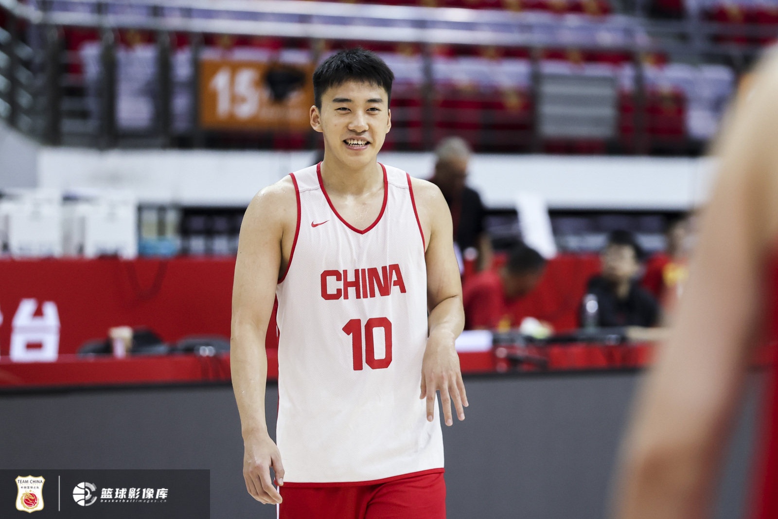 媒體人：中國隊(duì)上半場表現(xiàn)還算不錯(cuò) 防守稍有松懈 王俊杰真是寶藏