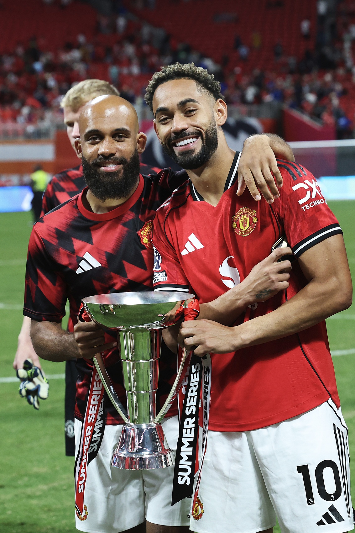 再等等？曼晚：曼聯(lián)季前賽令人鼓舞，球迷組織看法有分歧推遲抗議