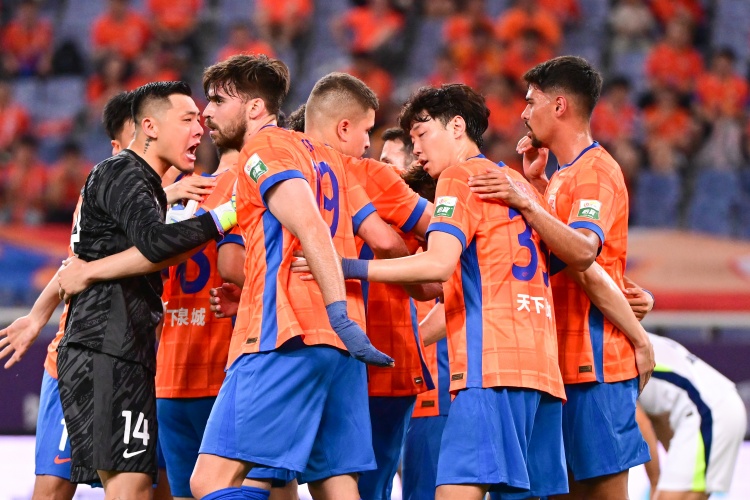 海報(bào)新聞?wù)勌┥饺伲骸绊n式”泰山已現(xiàn)雛形，球隊(duì)在變革中成長(zhǎng)