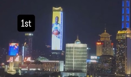 亮相中國(guó)上海外灘巨幕！追夢(mèng)：媽媽我做到了 永懷感恩！