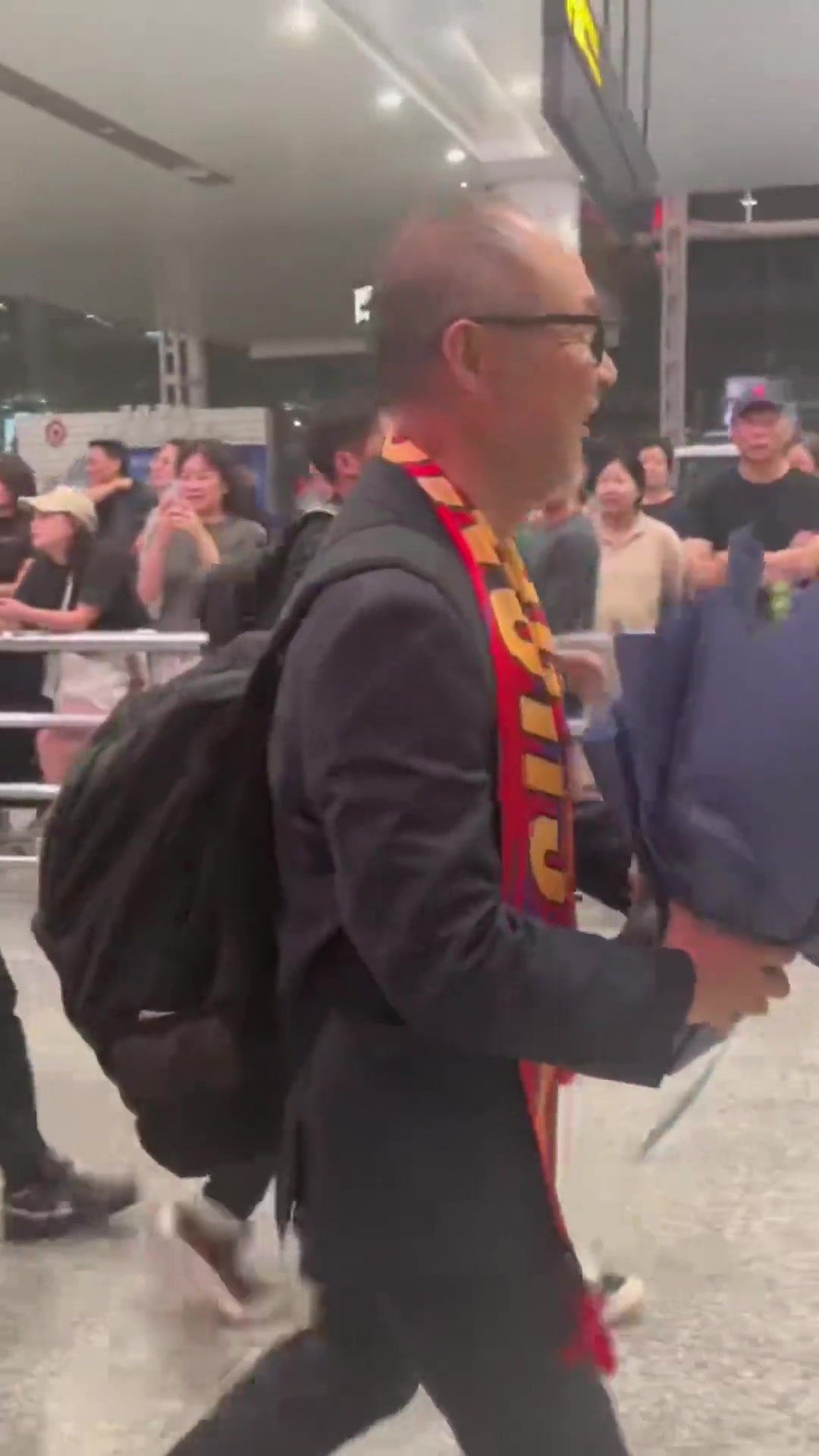 將接手重慶銅梁龍！重慶廣電曬視頻：張外龍已抵達江北國際機場