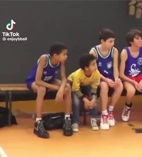??很喜歡生氣砸球??！小時候的文班亞馬是怎么打球的？