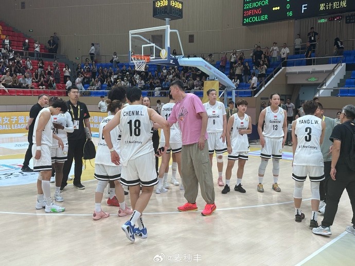 殺進(jìn)FIBA亞洲女籃聯(lián)賽決賽！杜鋒賽后跟廣東女籃全隊(duì)致意