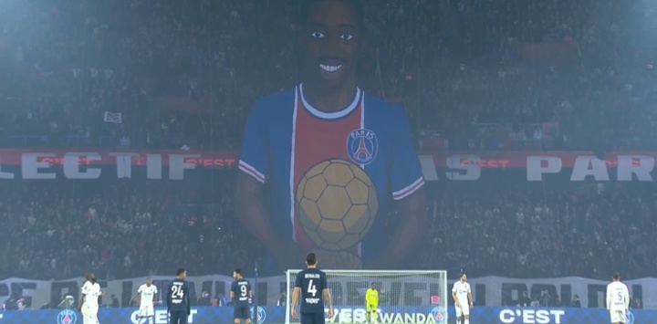 球迷展示巨型TIFO，慶祝登貝萊喜提金球獎和恩里克獲頒克魯伊夫獎