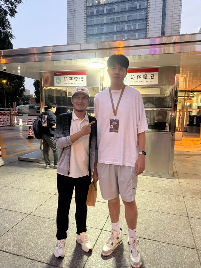 楊毅曬和大郅兒子合照：和他爸聲音一模一樣 不同點(diǎn)是小伙有微信