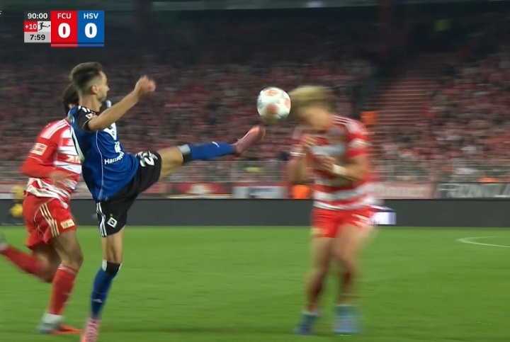 維埃拉高抬腿對抗被出示直紅，倒地后痛苦捂住膝蓋