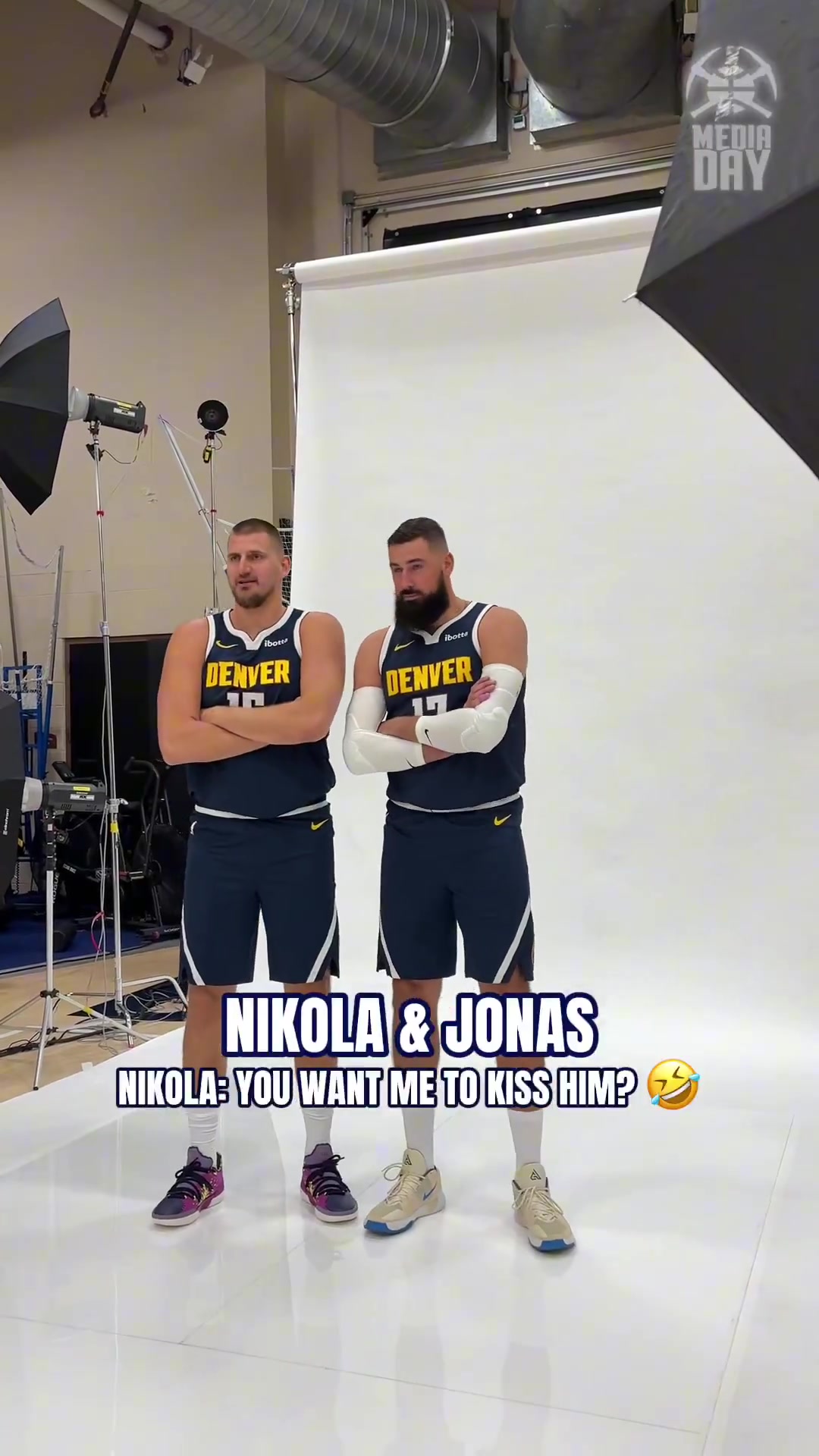 暗生情愫？約基奇靠著瓦蘭肩膀合照：要我親他嗎？然后嬌羞捂臉