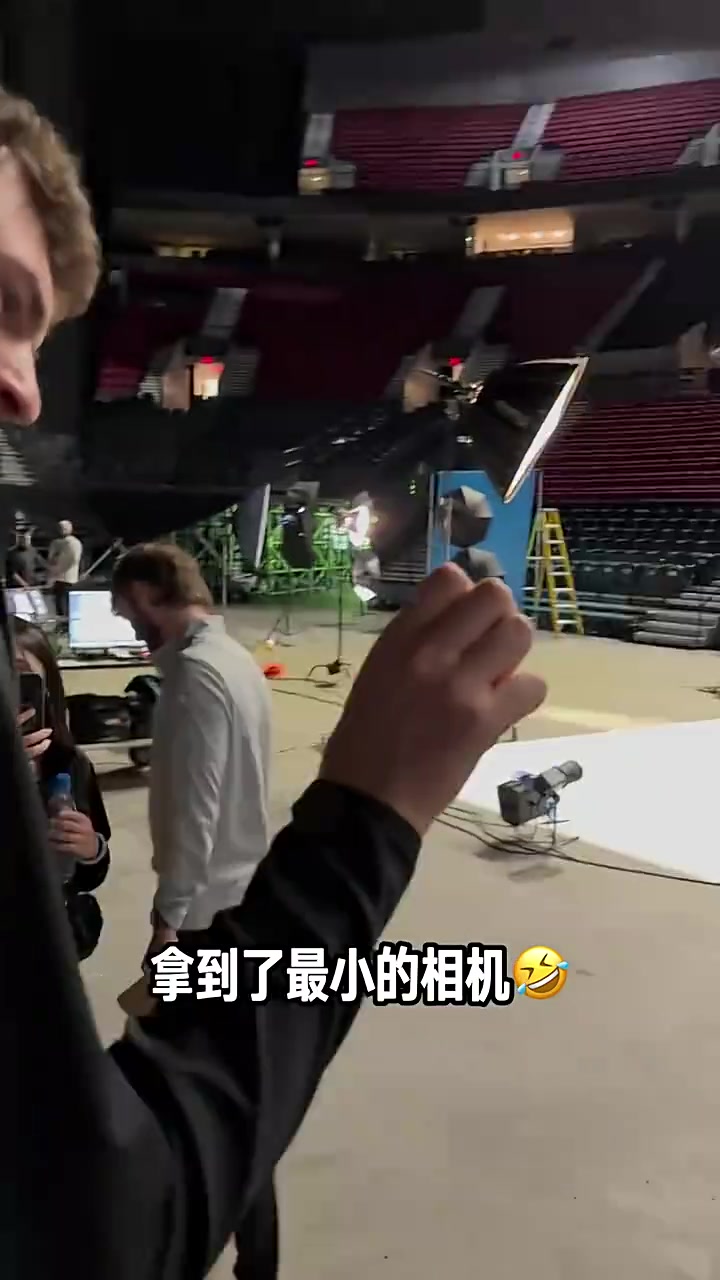 哈哈！新賽季媒體日克林根和楊瀚森拿著微型相機(jī)互拍