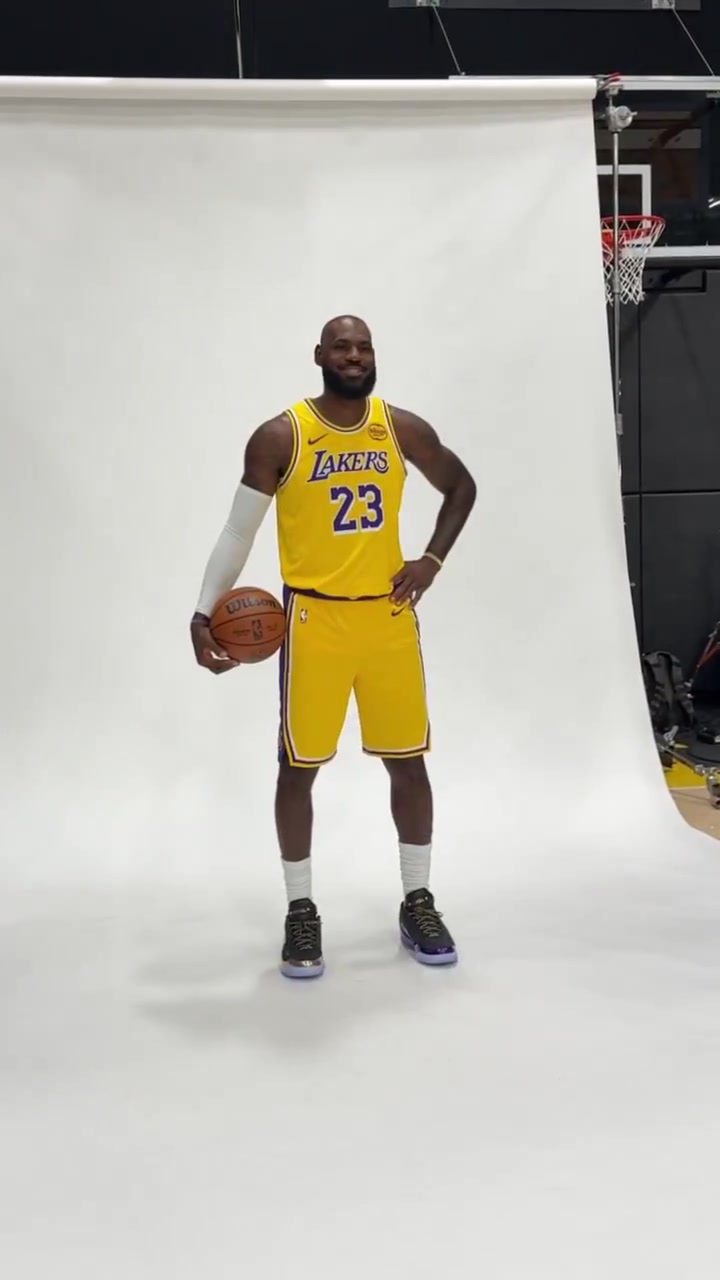 NBA官推曬詹姆斯拍攝定妝照：LBJ參加史無(wú)前例的第23個(gè)媒體日！