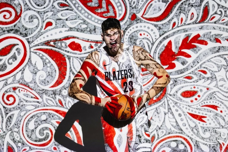 開(kāi)拓者首發(fā)中鋒？克林根社媒曬顏色絢爛的定妝照：NBA第二年