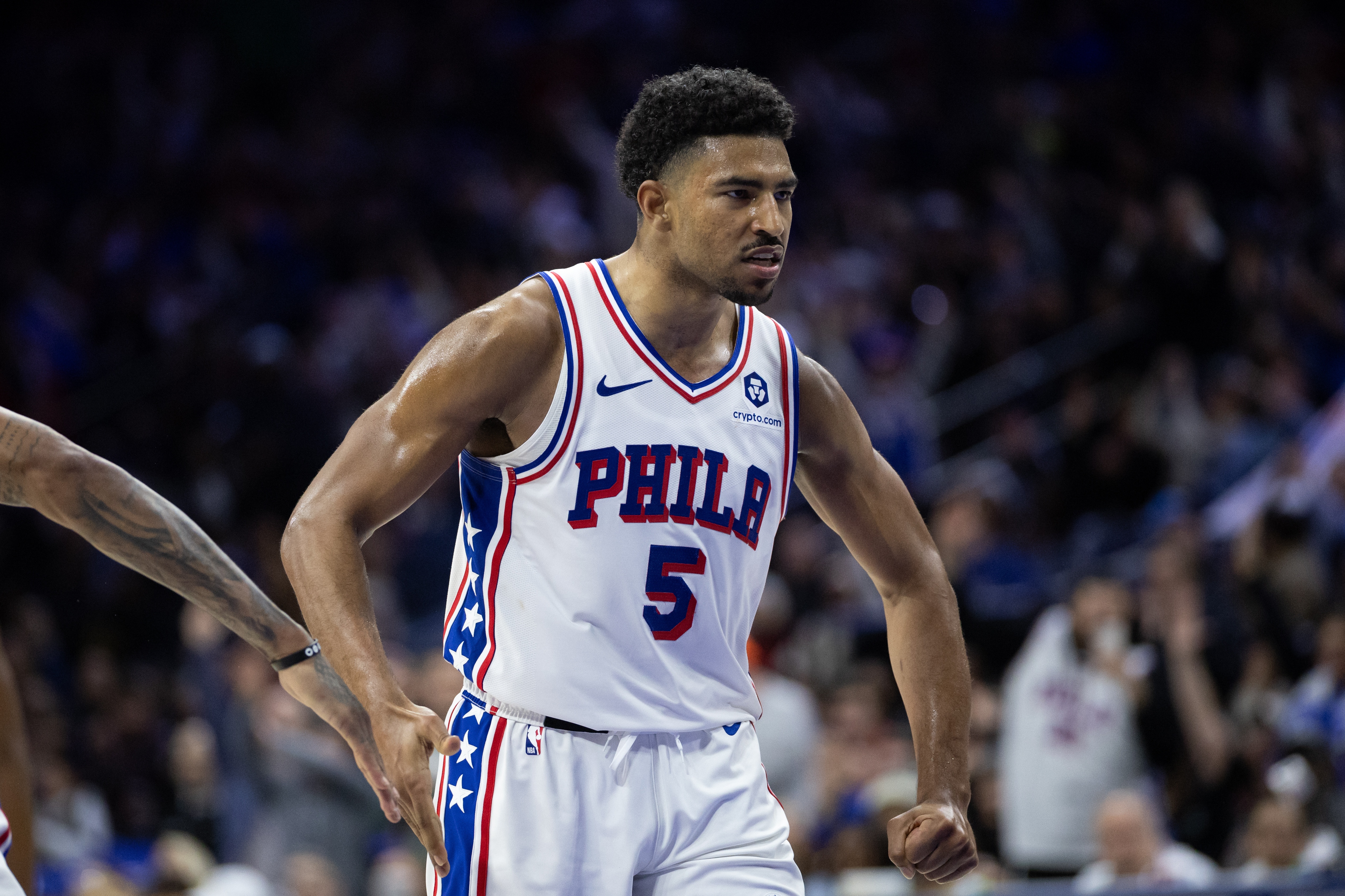 場均21.9分4.5助1.5斷+2.9記3分！76人格萊姆斯這水準為啥簽資質(zhì)?